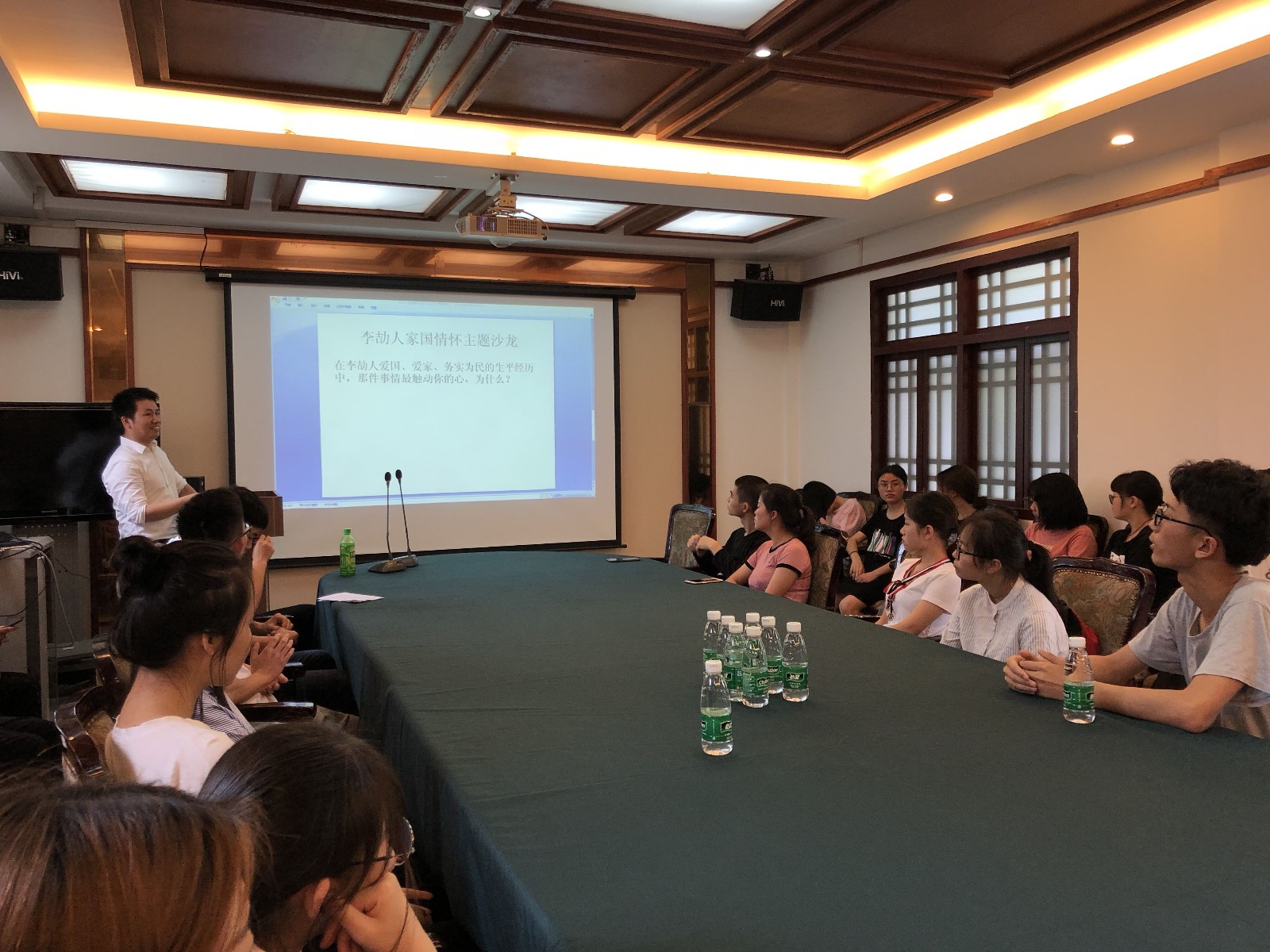 李劼人家国情怀主题展沙龙，青年学生纷纷谈自己的感受.jpg